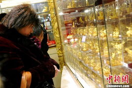 北京 兔年贺岁黄金产品吸引顾客